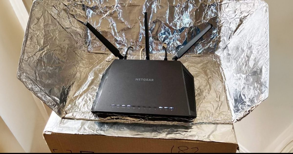 Pourquoi vous devriez placer du papier aluminium derrière votre routeur