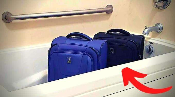 Valise placée dans une baignoire d'hôtel