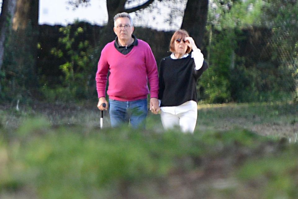Couple marchant avec un chien