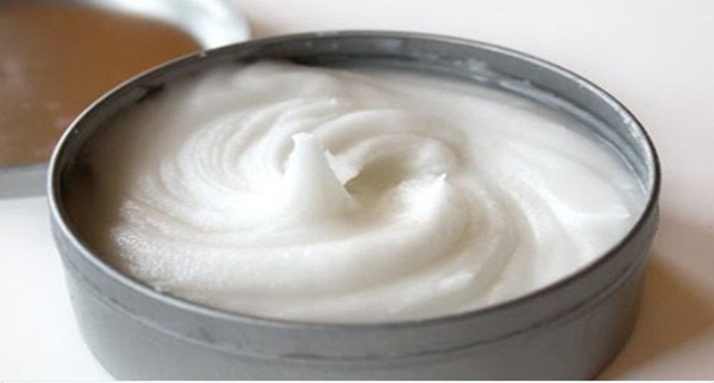 Préparez la crème au bicarbonate de soude et appliquez-la avant d'aller vous coucher. Dites adieu aux rides, aux taches et aux boutons