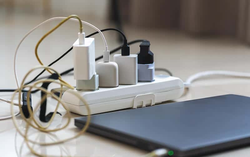 Rechargez-vous votre smartphone au mauvais endroit ? Les pompiers tirent la sonnette d’alarme sur ce geste anodin qui peut virer au drame.