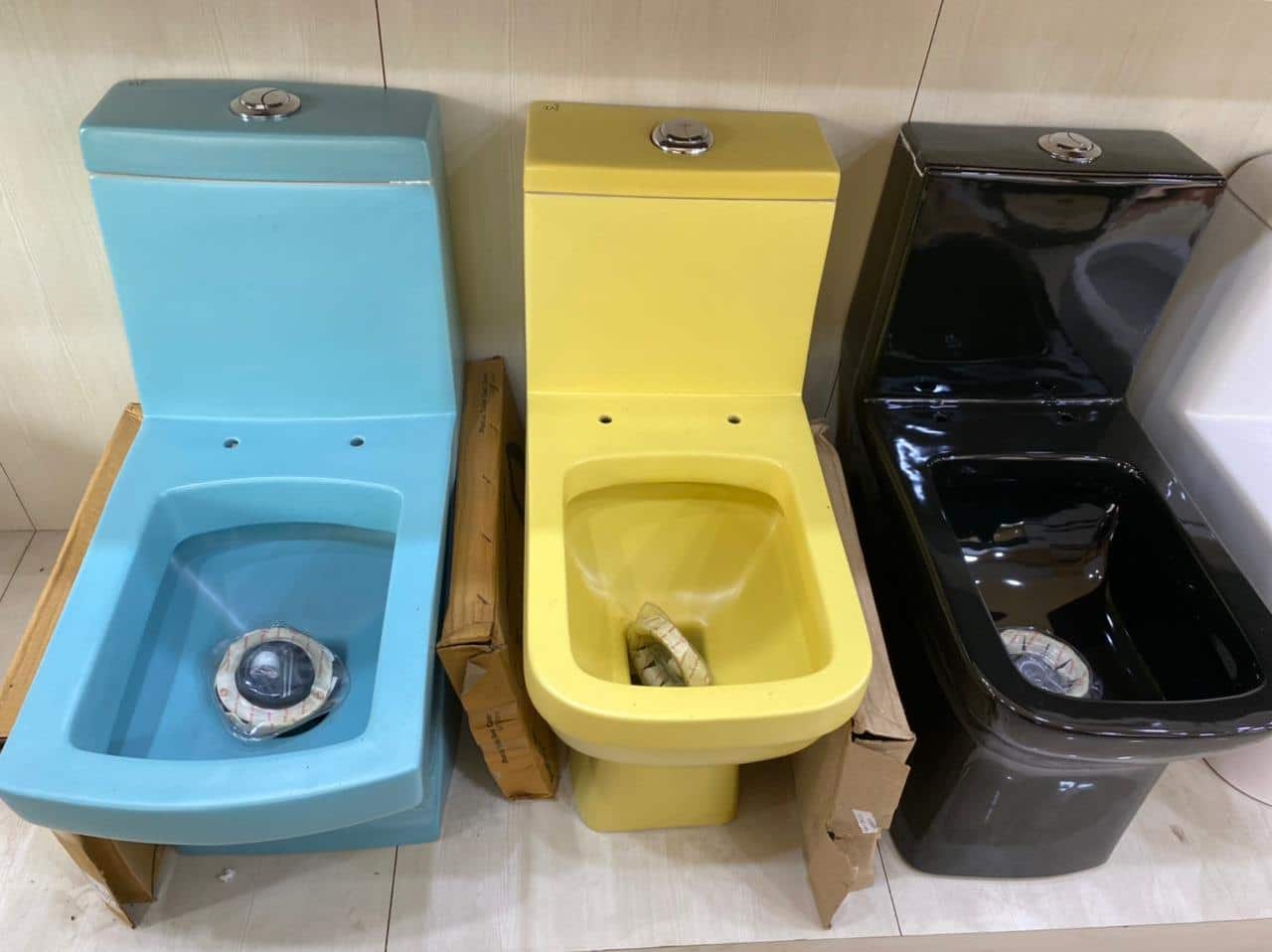 Toilettes design de couleur vive