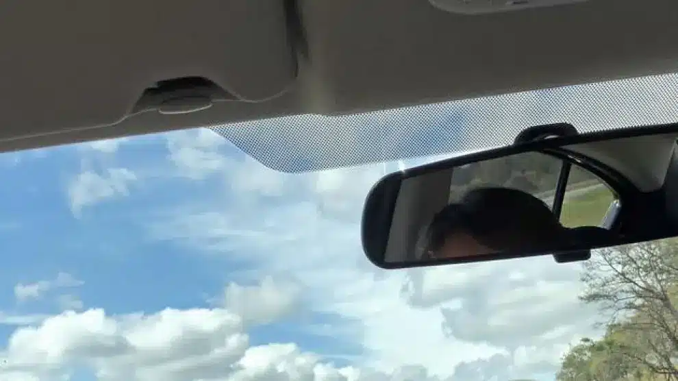 Points noirs sur un pare-brise de voiture