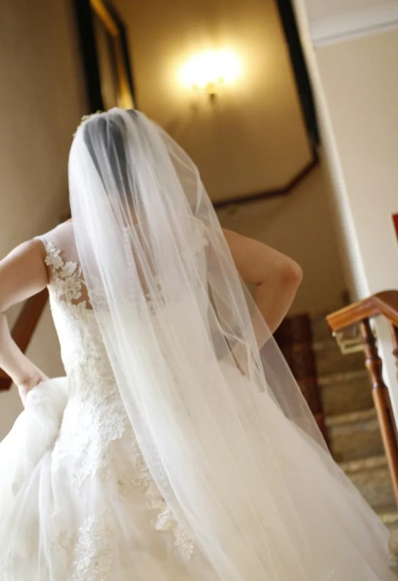 Le secret bouleversant que le fils de mon fiancé m’a confié juste avant notre mariage