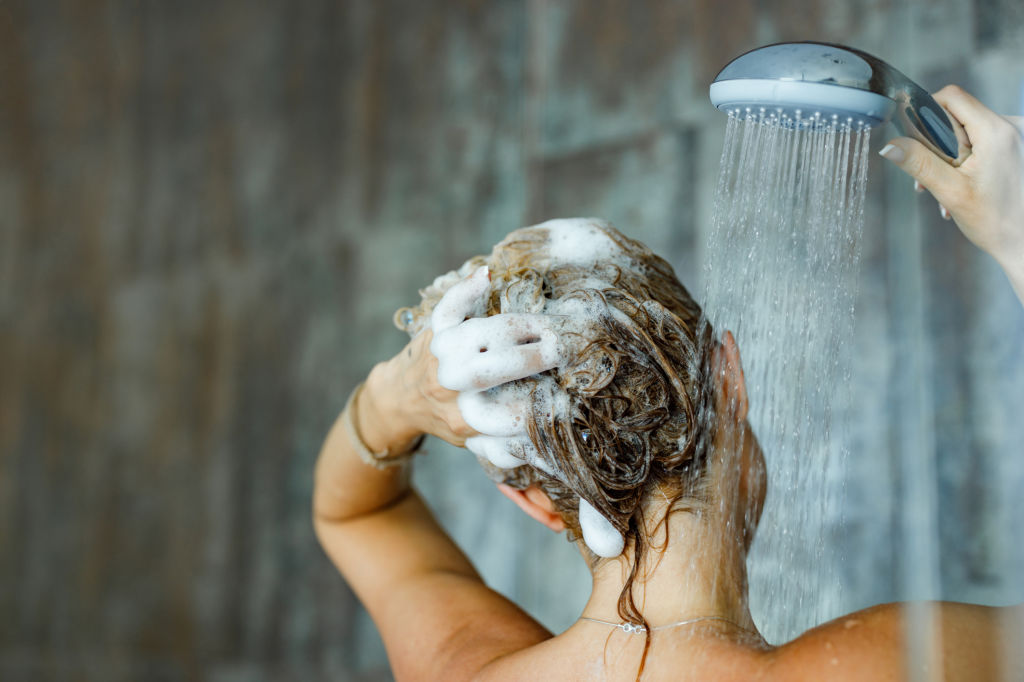 Quand j’ai vu la nounou sortir de la douche alors que mon mari était là, j’ai eu un doute… Le lendemain, j’ai installé la caméra