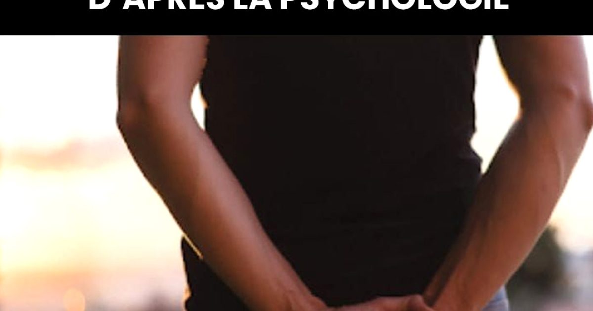 Que signifie le fait que quelqu’un joigne les mains derrière le dos en parlant, selon la psychologie ?