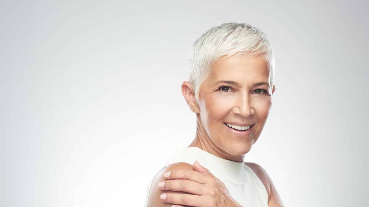 Femme souriante avec une coupe courte élégante