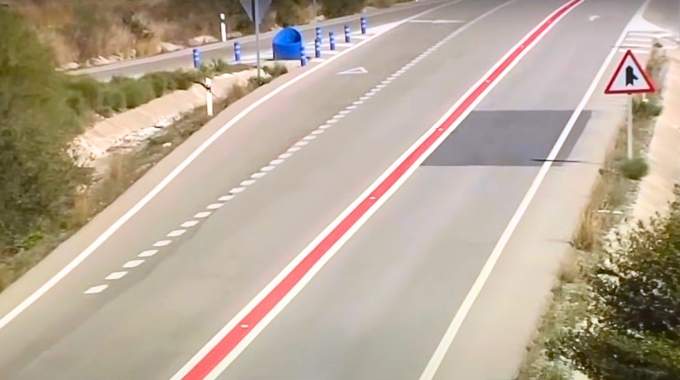 Conducteurs, avez-vous vu cette étrange bande rouge sur la chaussée ? Voici ce qu’elle signifie vraiment