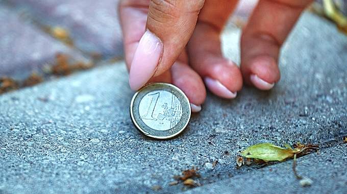 Décrypter la petite pièce trouvée sur le trottoir : hasard ou message de l’univers ?