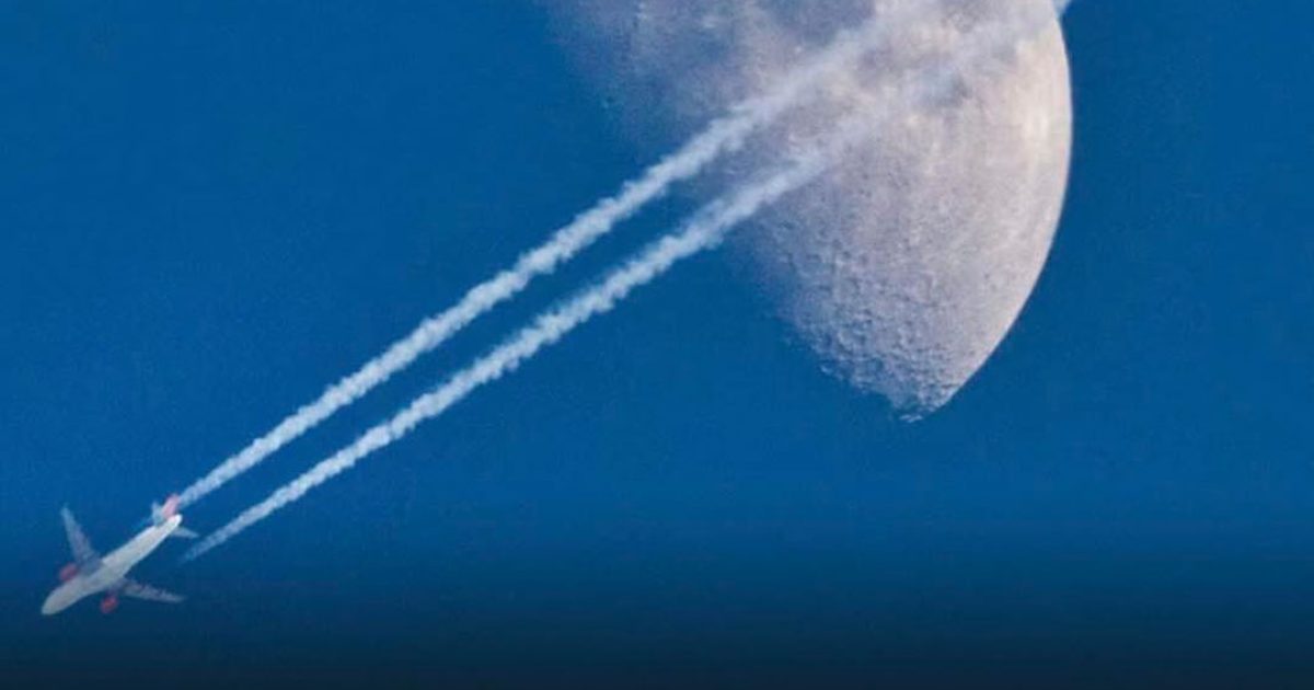 Quelles sont ces lignes blanches laissées par les avions dans le ciel, et d’où viennent-elles ?