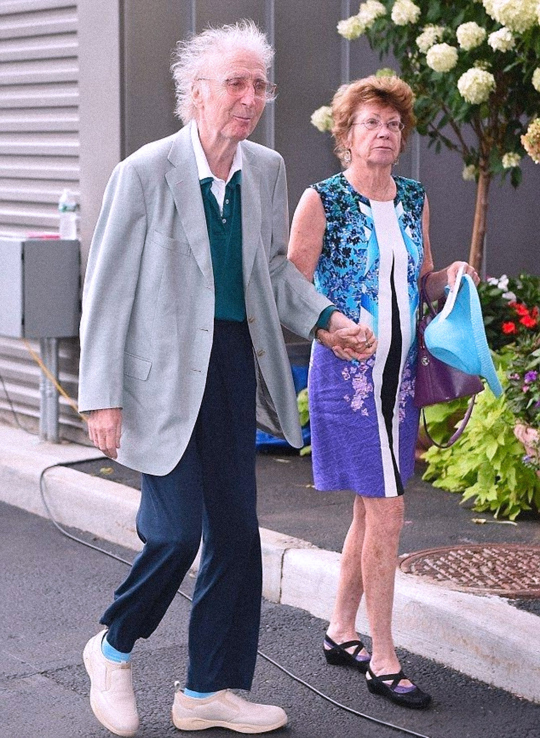 Qui sont-ils ? : Une apparition rare d’une légende hollywoodienne adorée et de sa femme !