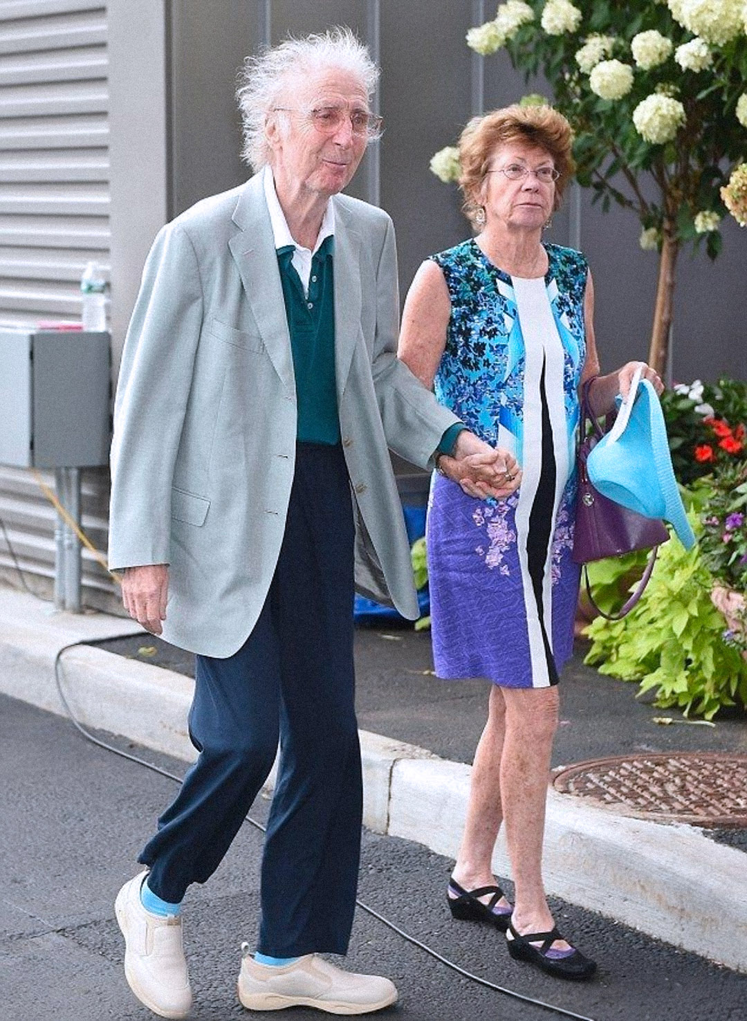 Qui sont-ils ? Une apparition rare d'une légende hollywoodienne adorée et de sa femme !