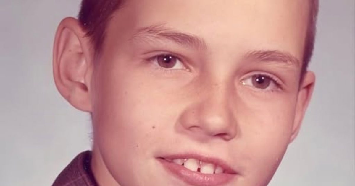 Reconnaissez-vous ce futur petit génie de la comédie, âgé de seulement 11 ans ? Une photo rare de 1973 intrigue les fans qui tentent de deviner de qui il s’agit !