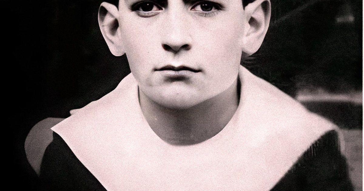 Reconnaissez-vous ce garçon ? Saurez-vous deviner qui est cette célébrité sur cette photo d'enfance ?