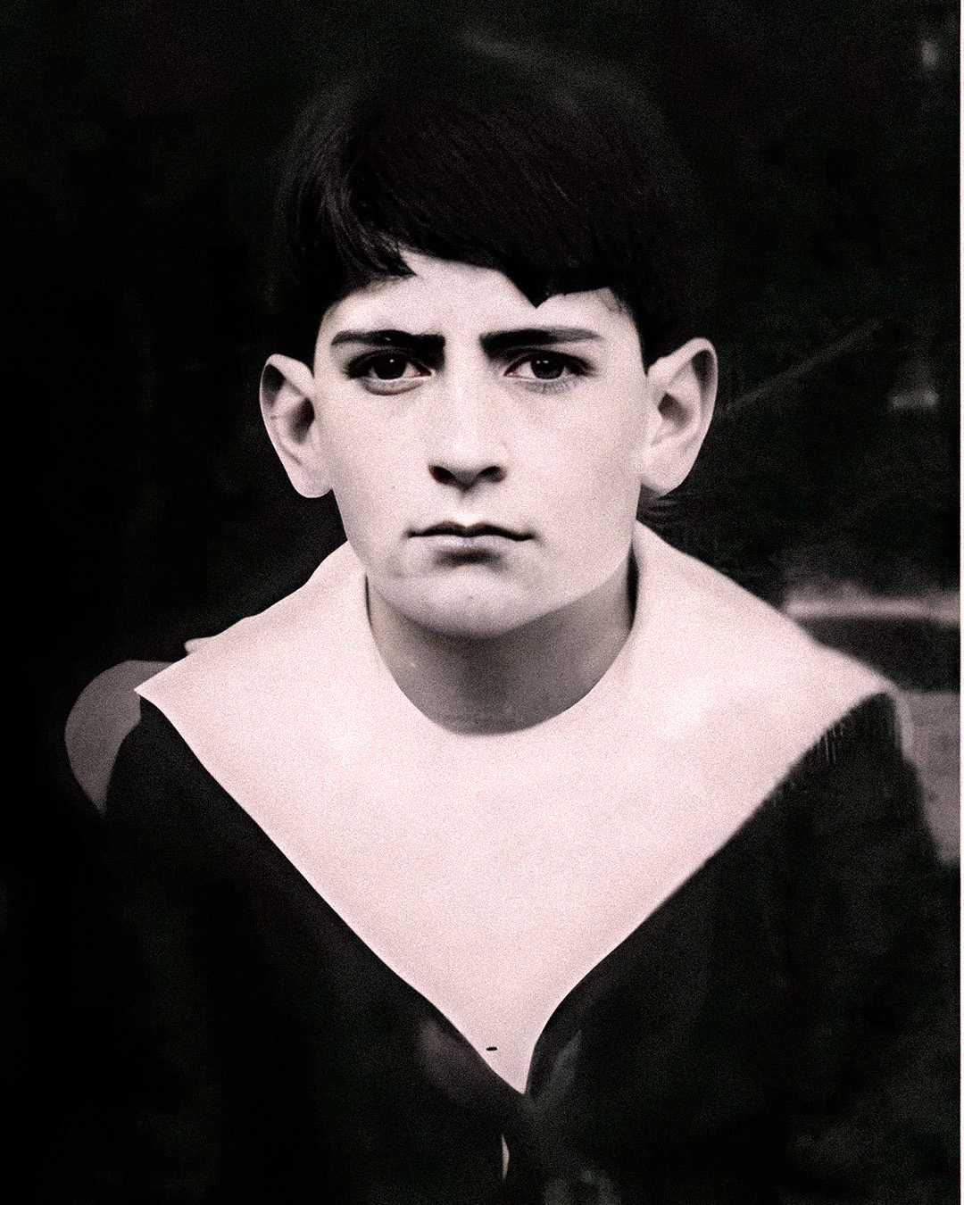 Reconnaissez-vous ce garçon ? Saurez-vous deviner qui est cette célébrité sur cette photo d'enfance ?