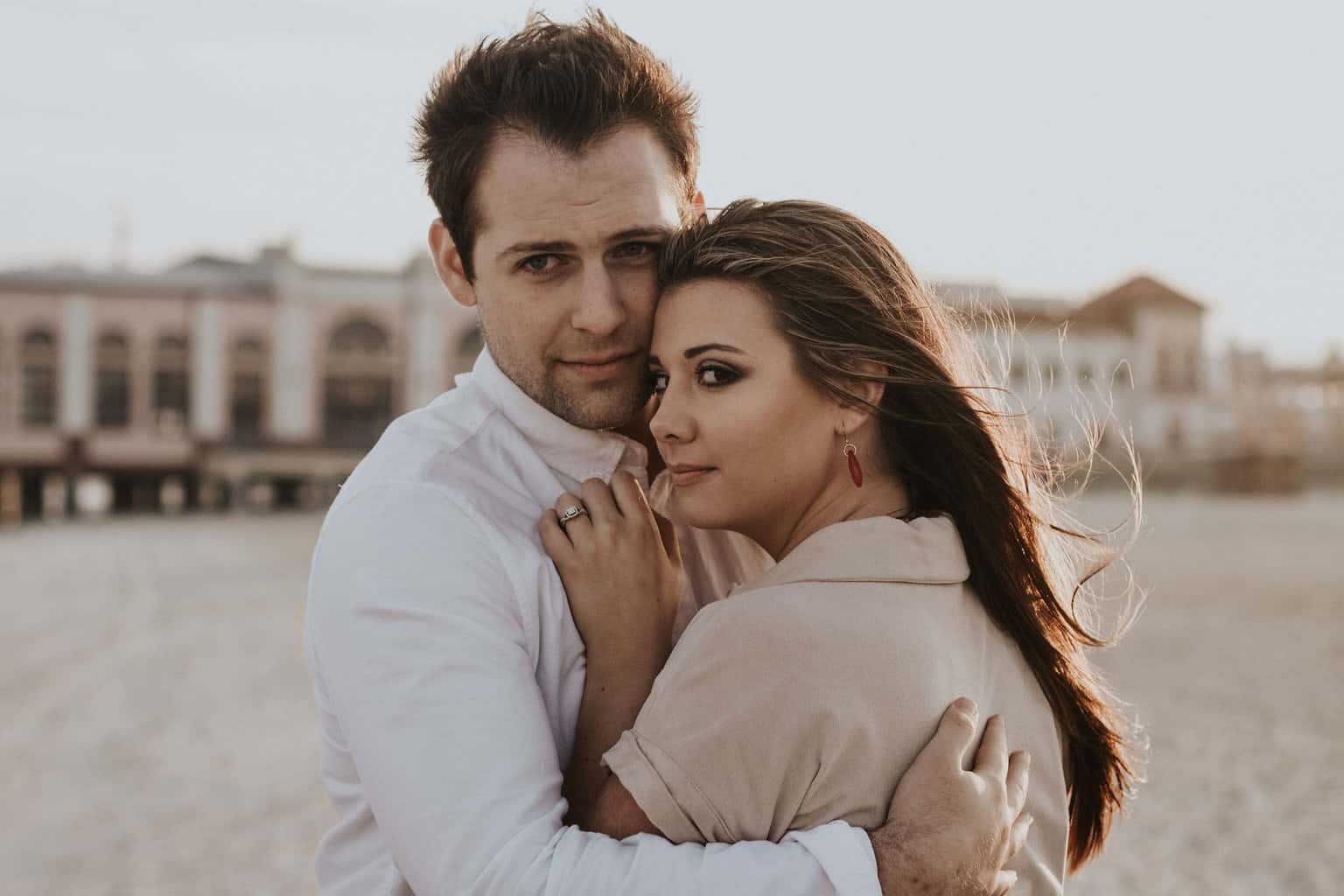 Quand un homme effleure votre paume : décryptage d’un geste qui en dit long