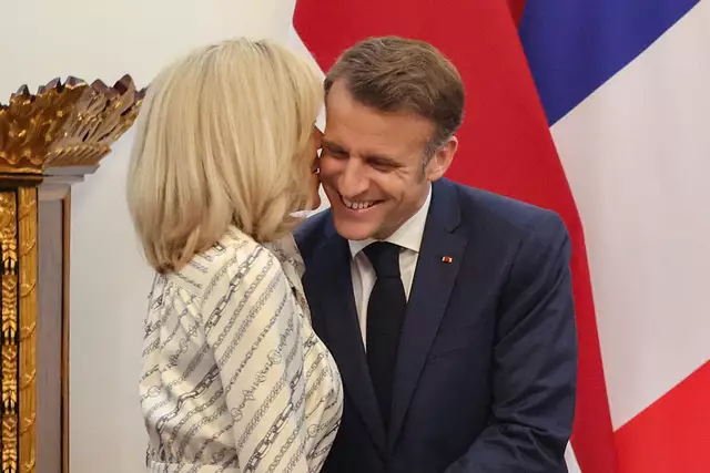 Brigitte Macron aurait-elle murmuré une phrase choc à son mari ? Ce que la lecture labiale révèle de leur arrivée au Vietnam