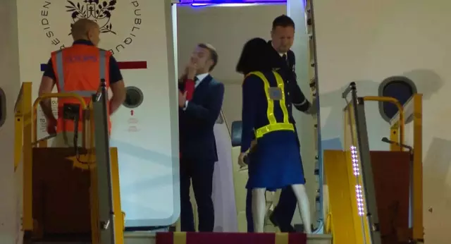Brigitte Macron aurait-elle murmuré une phrase choc à son mari ? Ce que la lecture labiale révèle de leur arrivée au Vietnam