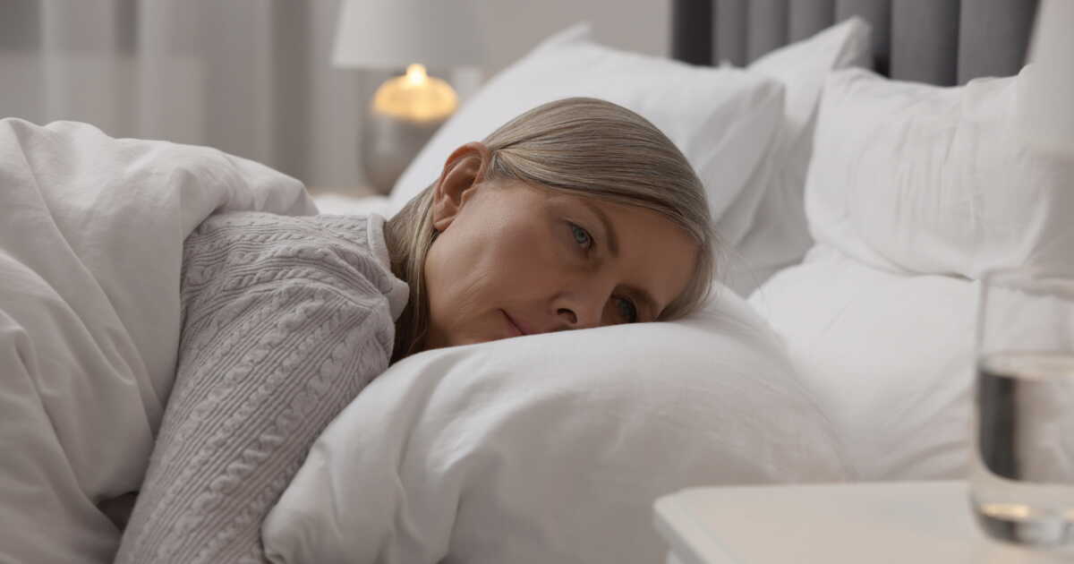 Réveil nocturne à 3h du matin après 60 ans : causes, explications et solutions sans panique