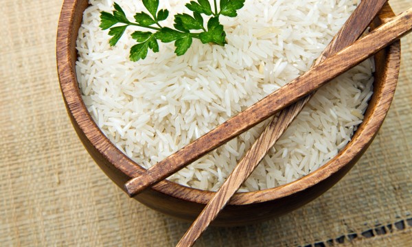 Vous faites fausse route en cuisant votre riz uniquement dans l’eau : voici la technique secrète des grands chefs pour le sublimer