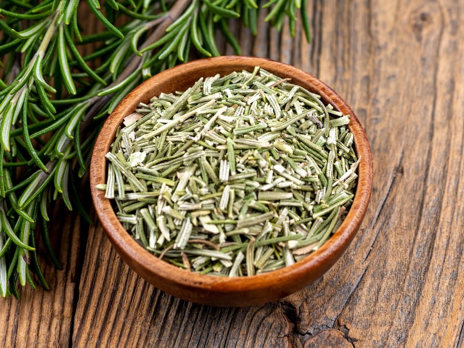 Romarin et bien vieillir : les secrets de cette herbe aromatique pour rester en forme après 60 ans