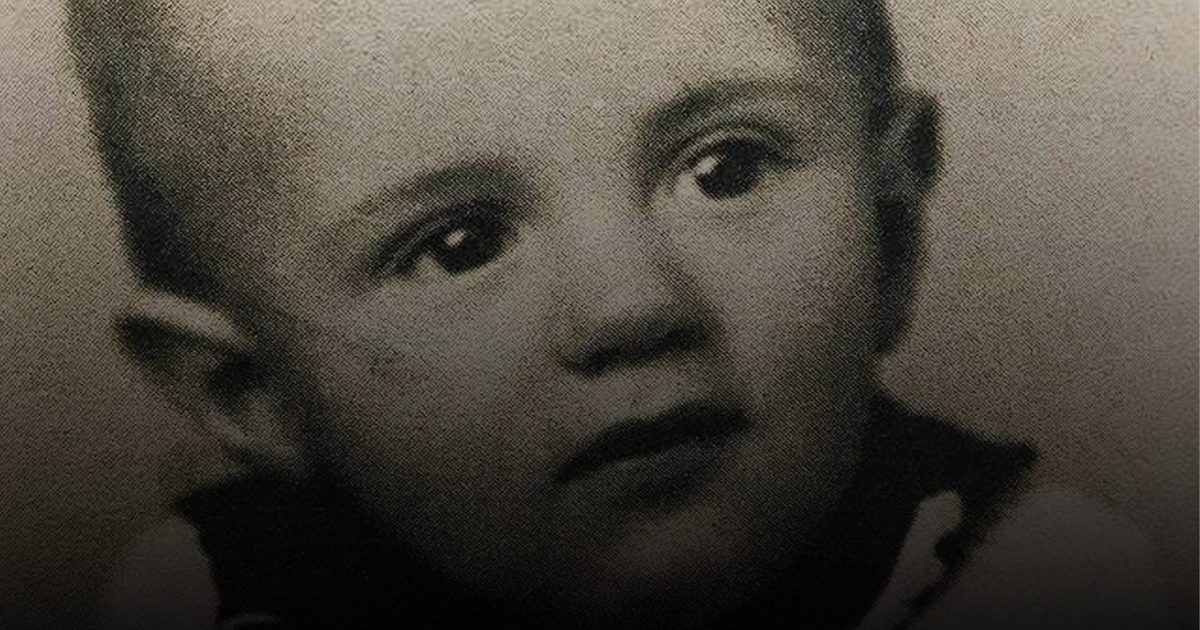 Sa mère ne lui témoignait aucun amour, mais ce garçon négligé allait devenir une superstar