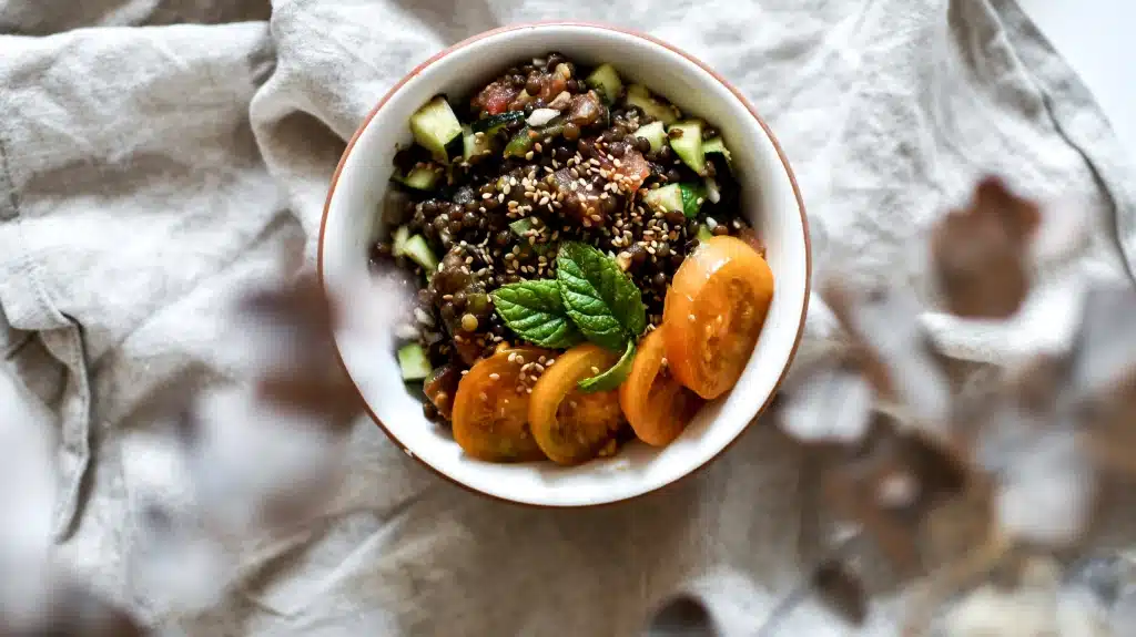 Salade garnie de graines de sésame