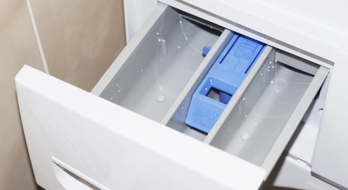 Ce petit geste d’entretien que tout le monde oublie (et qui ruine la propreté de votre linge)