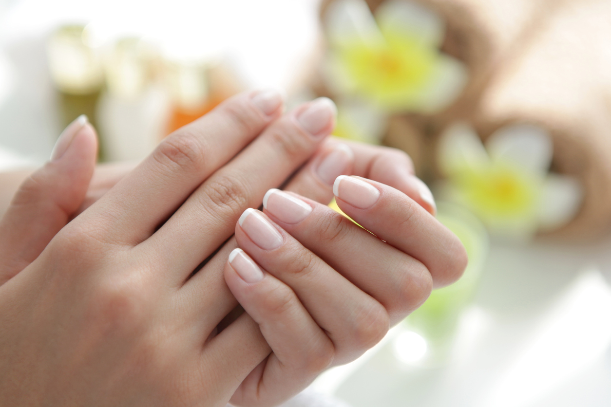Ongles striés : décryptage des causes et solutions naturelles à adopter