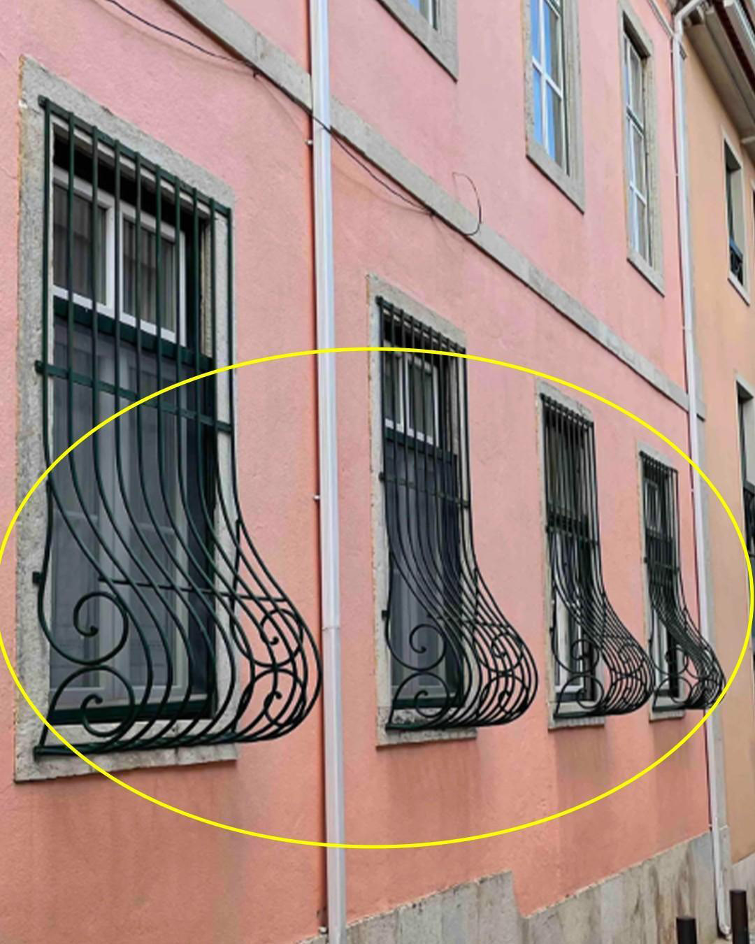 Savez-vous pourquoi certaines fenêtres ont cette forme incurvée particulière ? Quand j’ai découvert la raison, je n’en revenais pas