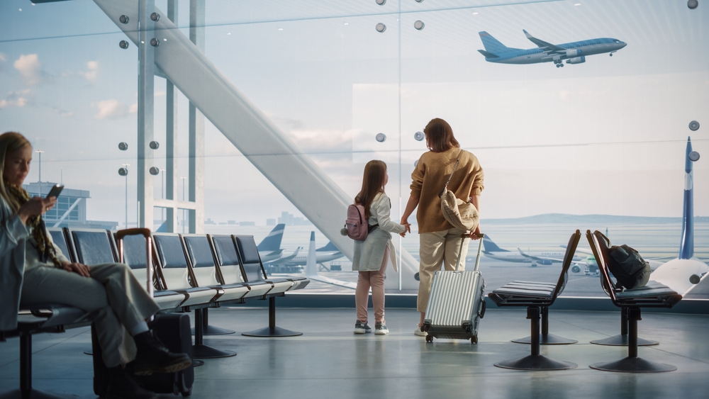 Voyage : la raison surprenante pour laquelle il vaut mieux ne pas décorer sa valise avec un ruban