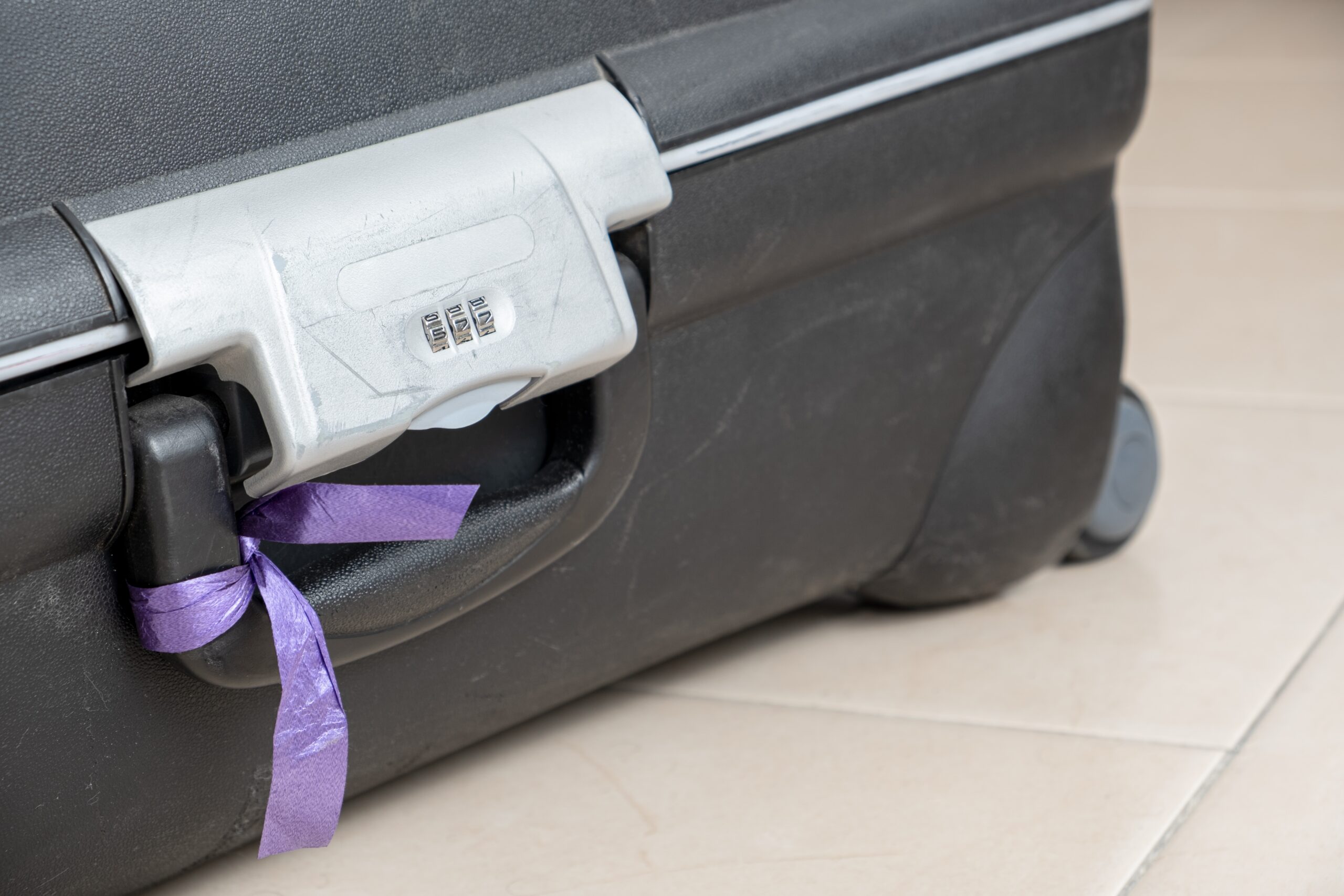 Voyage : la raison surprenante pour laquelle il vaut mieux ne pas décorer sa valise avec un ruban