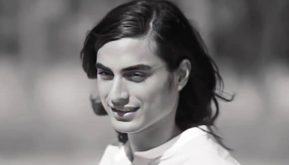 Tuki Brando souriant