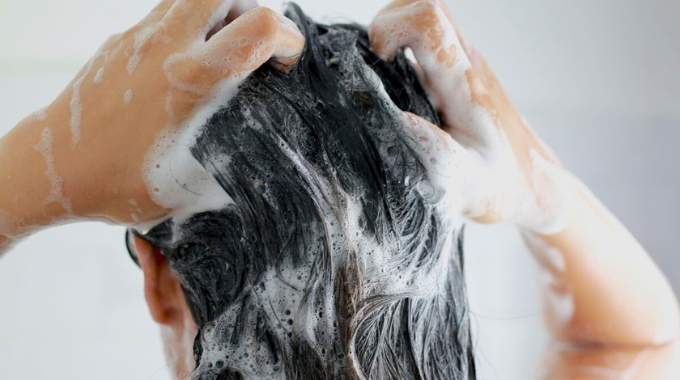 Trois fois par semaine, cinq fois ou moins ? Un dermatologue lève le voile sur la fréquence idéale pour laver vos cheveux