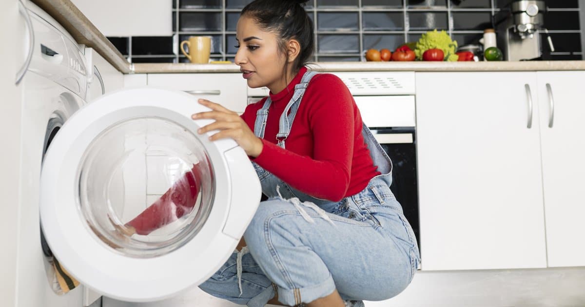 Fini le fer à repasser : l’astuce toute bête qui sort votre linge de la machine sans un pli