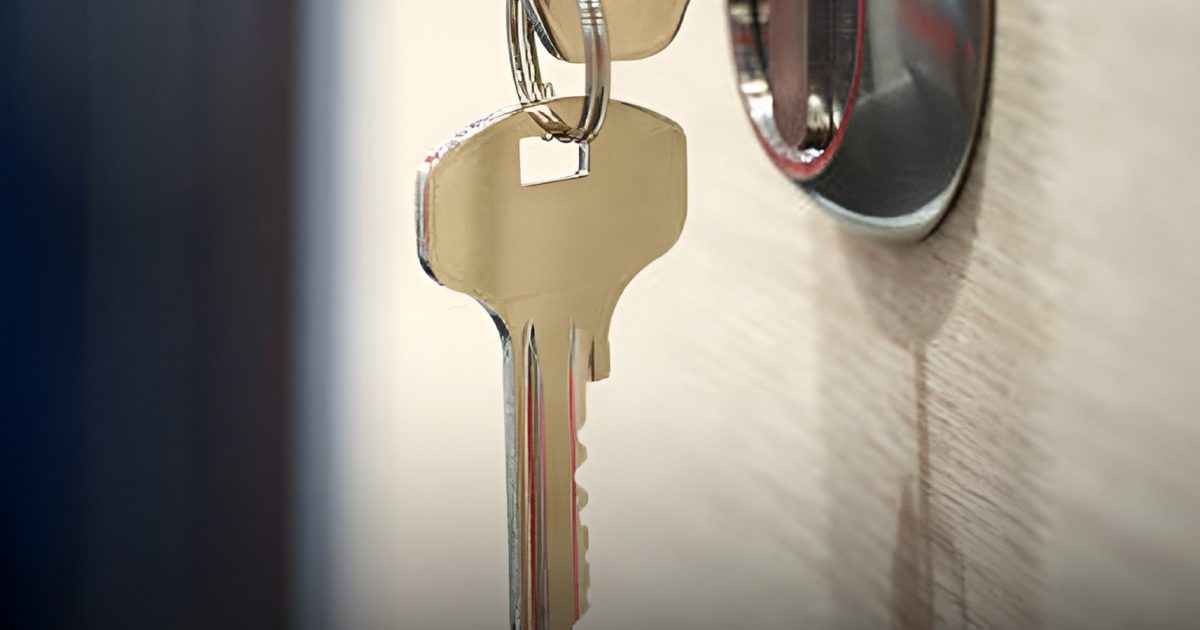 Selon un expert, voici pourquoi laisser la clé dans la porte la nuit est une mesure de sécurité essentielle