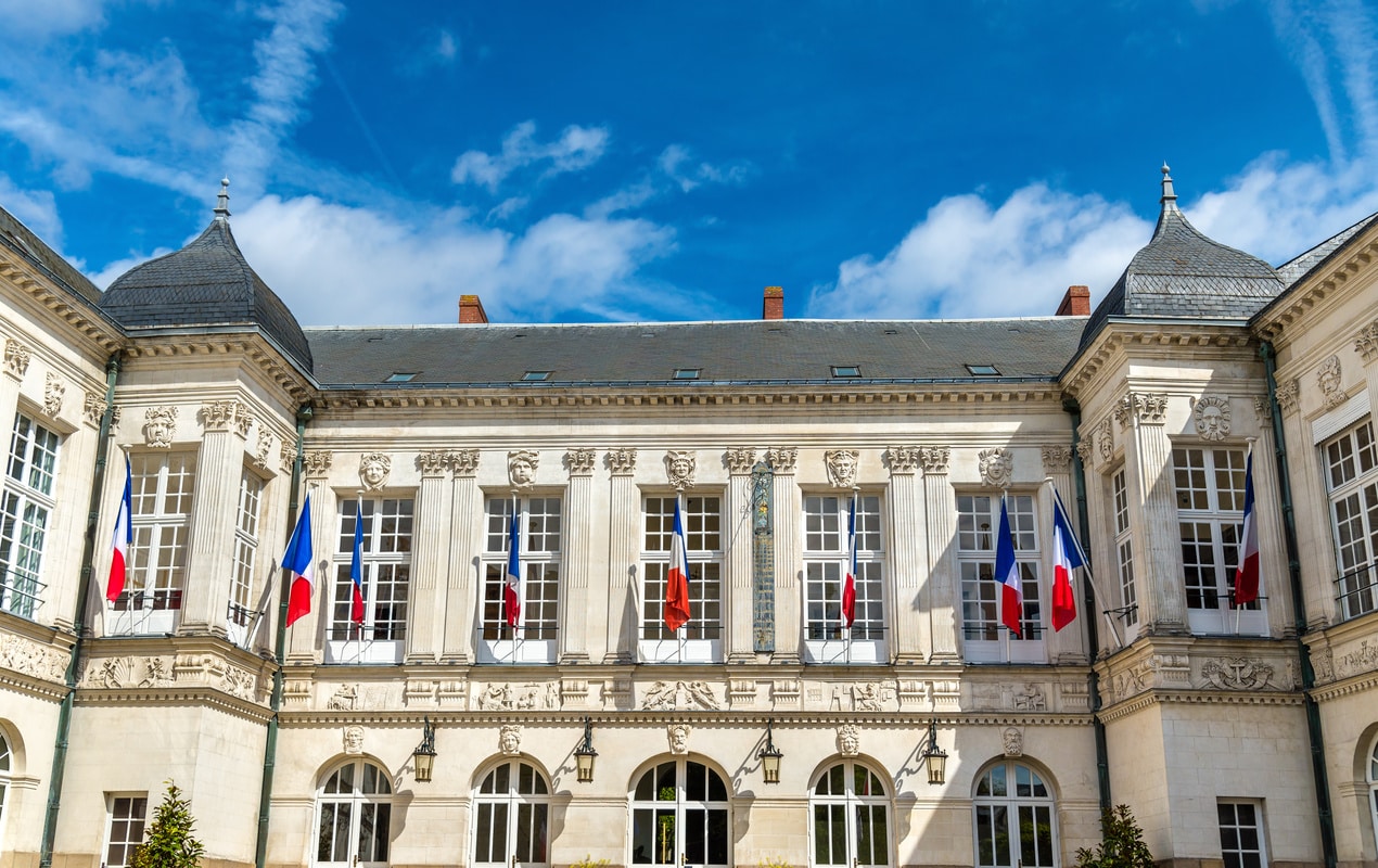 Bâtiment de l'état civil de Nantes avec sa façade caractéristique