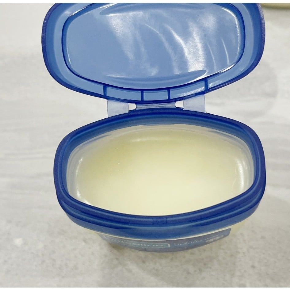 Application de vaseline sur une coupure