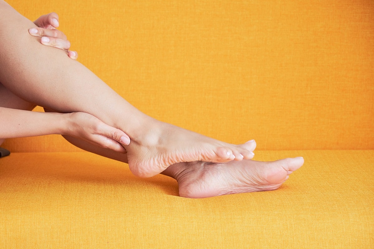 Jambes lourdes et chevilles enflées : que révèlent ces gonflements et comment y remédier ?
