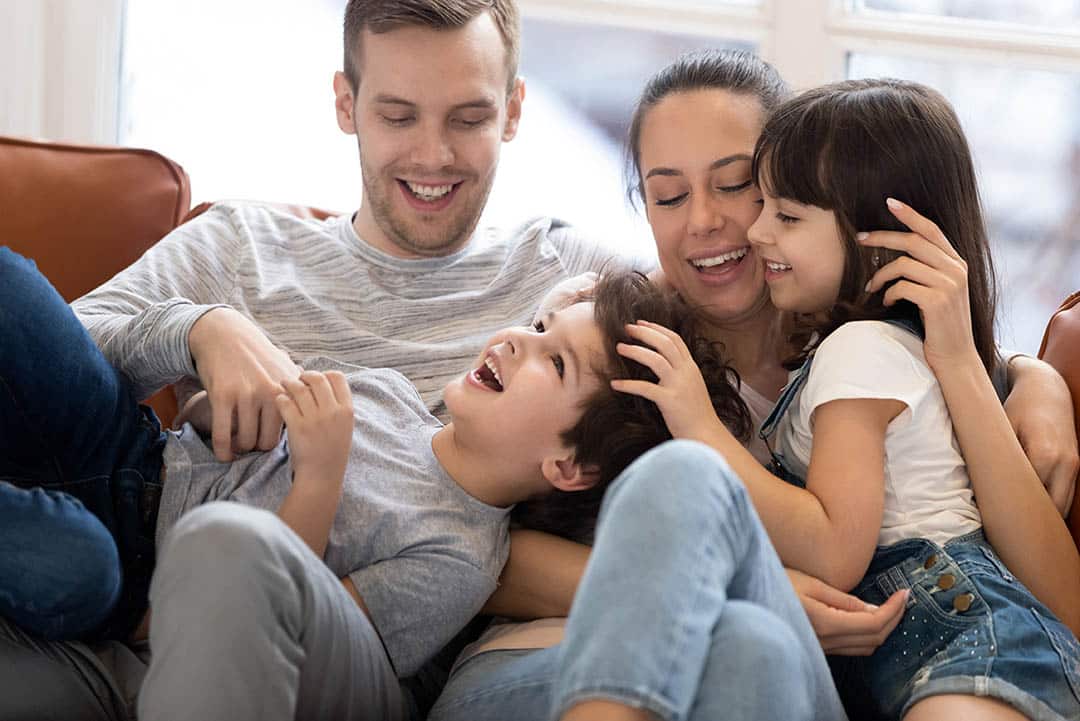 De onvergelijkbare Super Nanny zorgt ervoor dat kinderen zonder conflicten bevrijd worden