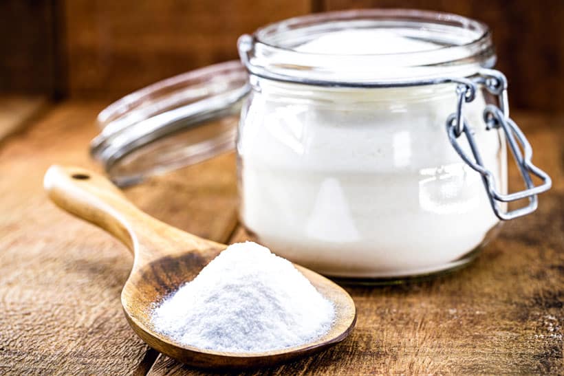 Jus de citron, bicarbonate, vinaigre : les 10 secrets naturels pour redonner leur blancheur à vos vêtements jaunis (et effacer les traces de chlore)