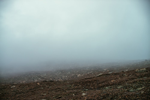 Illustration d'un paysage recouvert de brouillard épais
