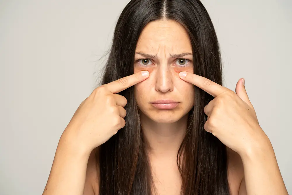 Femme se frottant les yeux