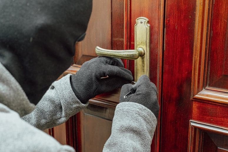 La clé dans la serrure la nuit : une fausse bonne idée qui peut vous coûter cher