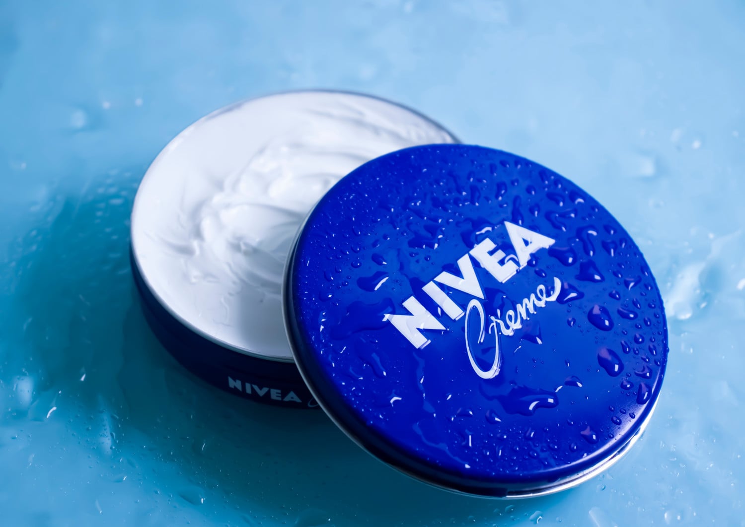 Le pot bleu passé au crible : une dermatologue décortique la composition de la crème Nivea et livre ses conseils d’utilisation (et ses mises en garde)
