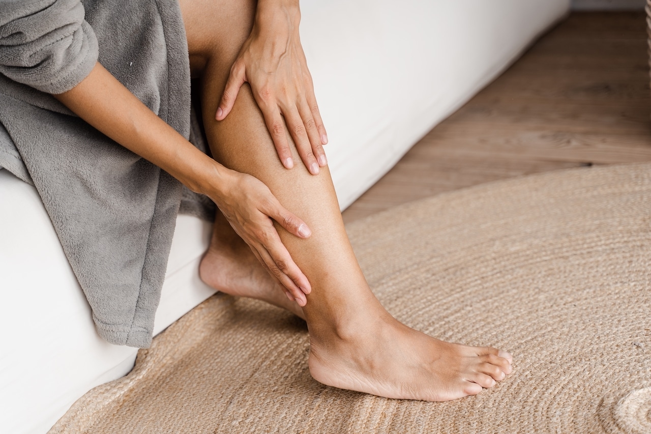 Ces 7 indices discrets qui trahissent un caillot dans la jambe (et comment éviter le drame)