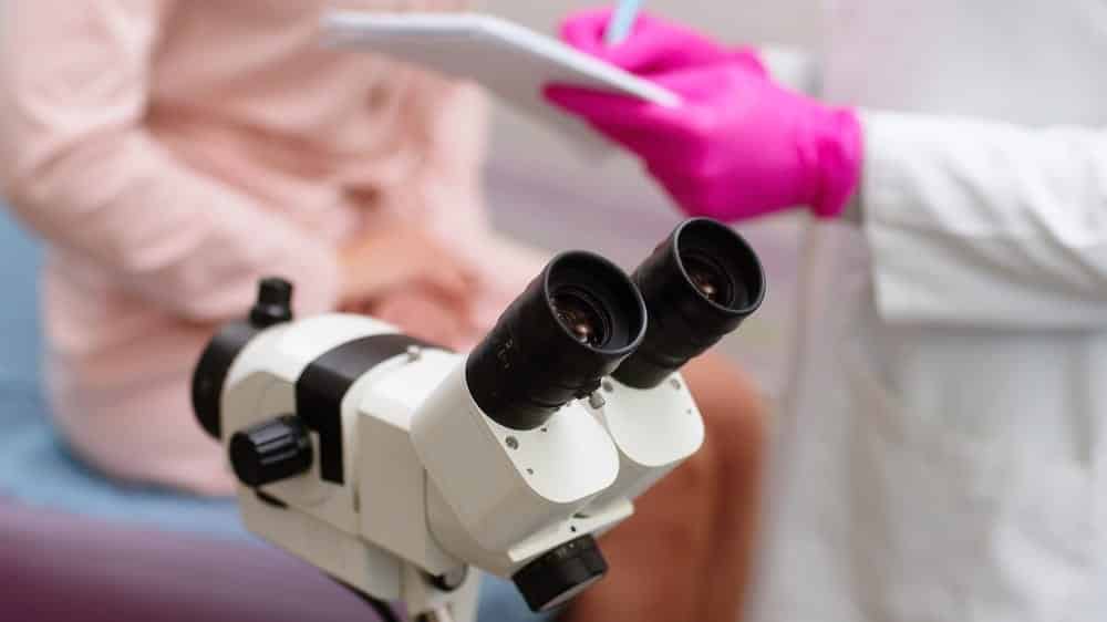 Jeune femme stressée avant consultation gynécologique