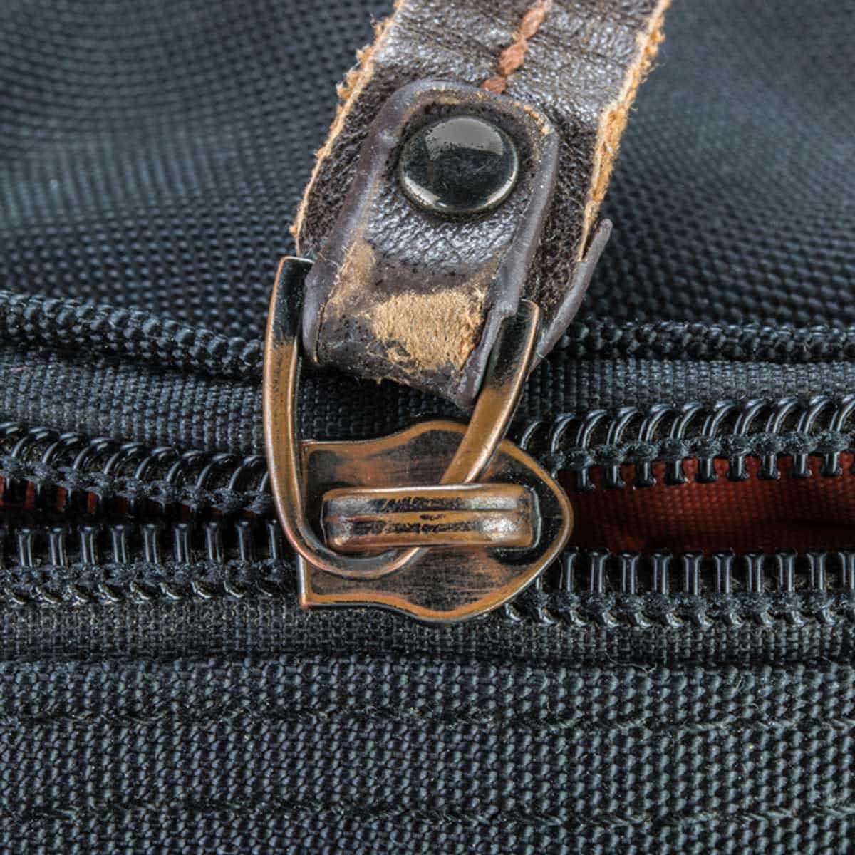 Curseur de fermeture à glissière cassé sur un sac