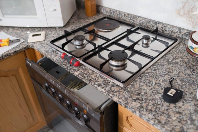 Personne nettoyant une cuisinière