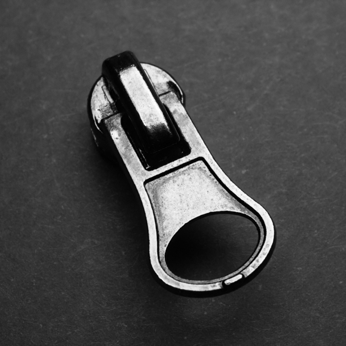 Tirette de fermeture éclair métallique cassée